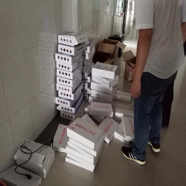 河南鄭州高校采購我達特迪品牌手機信號屏蔽器安裝現場。
